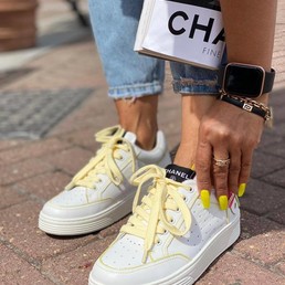 Женские кеды Chanel 2022 белые с желтыми шнурками