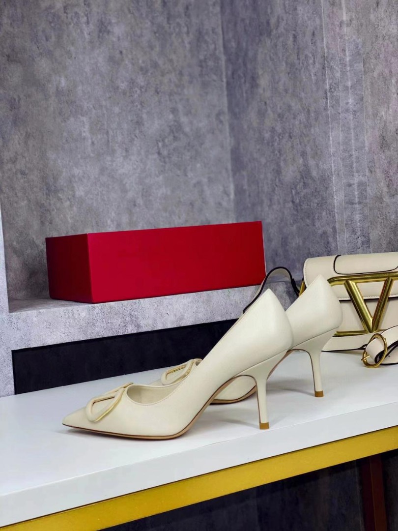 Женские кожаные туфли Valentino 2022 белые