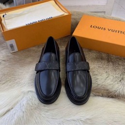 Мужские кожаные лоферы Louis Vuitton 2022-2023 черные с орнаментом LV