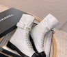 Женские ботинки Chanel 2022 белые кожаные с логотипом и глянцевым носом