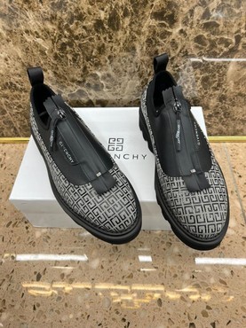 Мужские кроссовки Givenchy 2022-2023 серые с черным и с замком