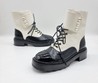 Женские высокие ботинки Chanel 2022 белые с черным кожаные
