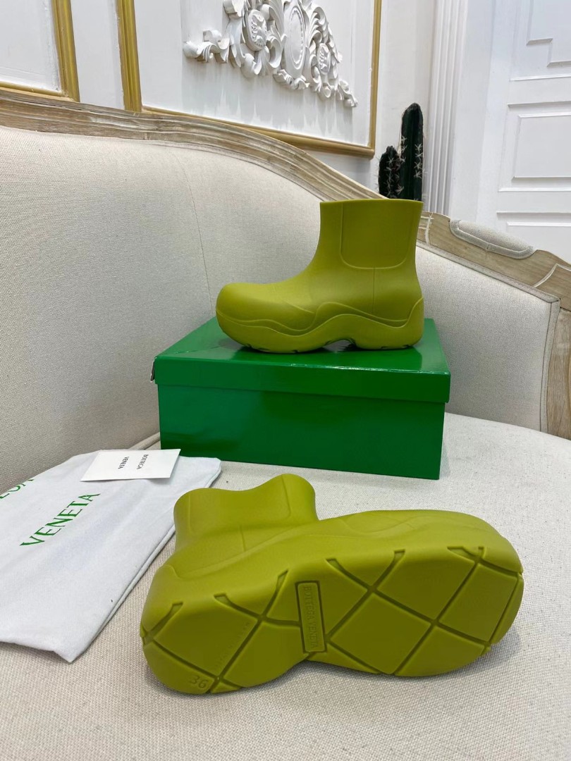 Женские ботинки Bottega Veneta 2022 резиновые зеленые с оттенком
