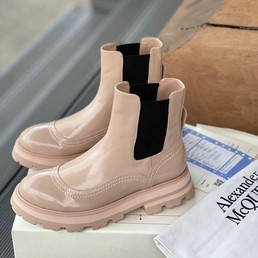 Женские ботинки Alexander McQueen 2022 бежевые кожаные глянцевые