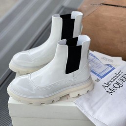 Женские ботинки Alexander McQueen 2022 белые кожаные глянцевые