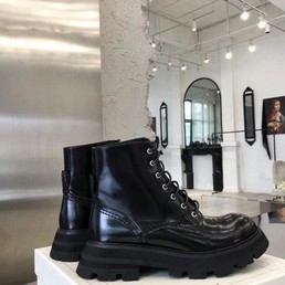 Женские ботинки Alexander McQueen 2022 черные кожаные на шнурках