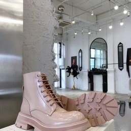 Женские ботинки Alexander McQueen 2022 бежевые кожаные на шнурках