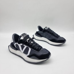 Женские кроссовки Valentino 2022-2023 черные текстильные