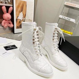 Женские высокие ботинки Chanel 2022 белые кожаные с текстурой