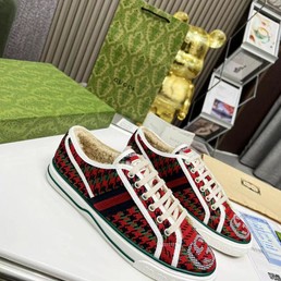 Кеды Gucci 2022 красные текстильные с светлым мехом