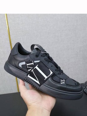 Женские кроссовки Valentino 2022 черные кожаные с белым логотипом