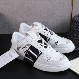 Женские кроссовки Valentino 2022 белые кожаные с черным логотипом