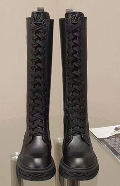 Сапоги женские Louis Vuitton 2022 кожаные черные с фактурной подошвой