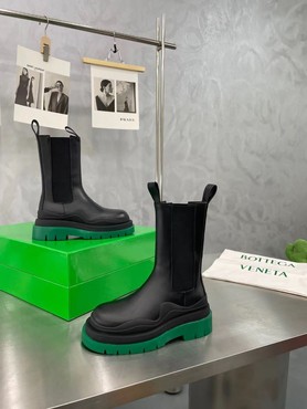 Женские ботинки Bottega Veneta 2022 кожаные черные на зеленой подошве