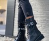 Ботинки женские Louis Vuitton 2022 черные кожаные высокие с белым логотипом