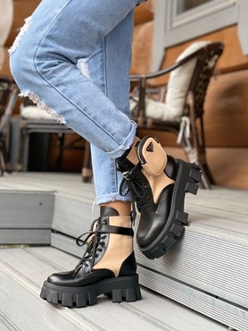 Женские ботинки Prada 2022 черные кожаные с бежевой вставкой на высокой подошве