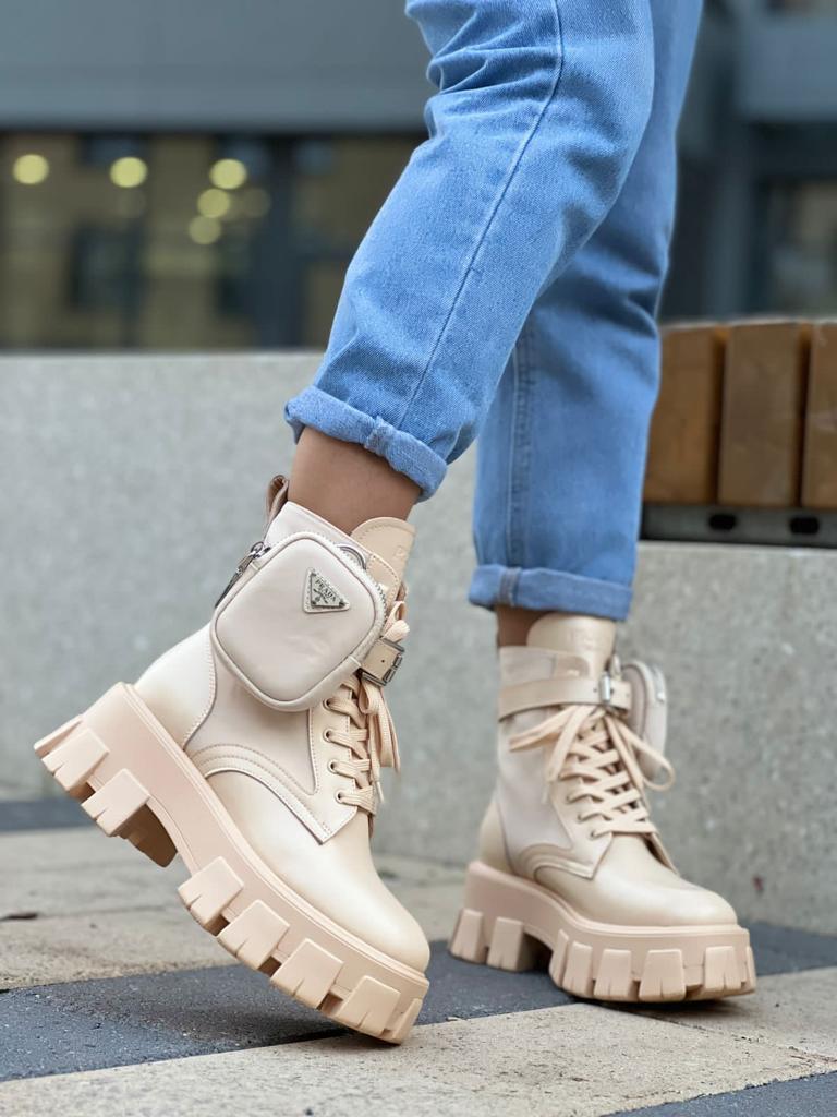 Женские ботинки Prada 2022 кожаные светло-бежевые на высокой подошве