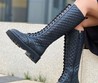 Женские осенние сапоги Chanel 2022 черные кожаные фактурные
