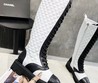 Женские осенние сапоги Chanel 2022 белые с черным кожаные фактурные