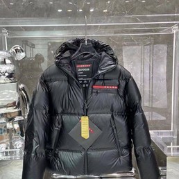 Мужской пуховик Prada на пуху черный с красными элементами