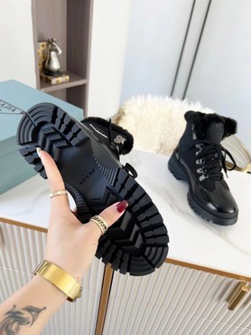 Женские ботинки Prada 2022 черные на шнурках