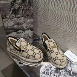 Женские зимние лоферы Gucci 2022 белые с мехом