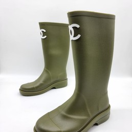 Женские сапоги Chanel 2022 зеленые резиновые с белым логотипом