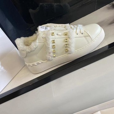Женские кроссовки Valentino 2022 белые кожаные с мехом