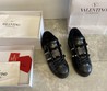 Женские кроссовки Valentino 2022 черные кожаные с черным мехом