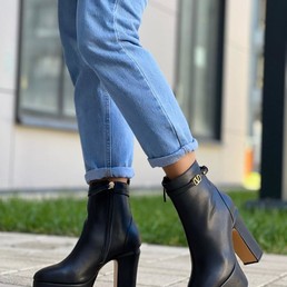 Женские ботинки Valentino 2022 кожаные черные высокие на каблуке