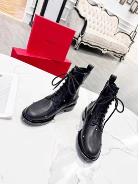 Женские ботинки Valentino 2022 кожаные черные высокие с декором