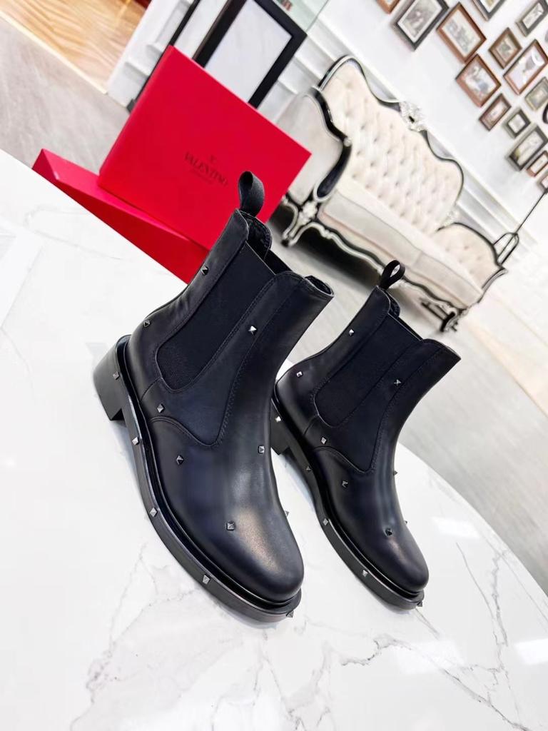Женские ботинки Valentino 2022 кожаные черные высокие с декором без шнурков