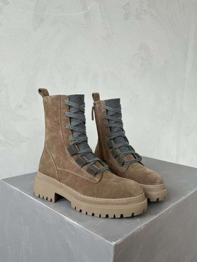 Женские замшевые ботинки Brunello Cucinelli 2022 темно-бежевые на шнуровке со светлой подошвой