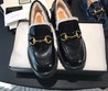 Женские зимние лоферы Gucci 2022 черные кожаные с белым мехом