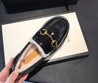 Женские зимние лоферы Gucci 2022 черные кожаные с белым мехом