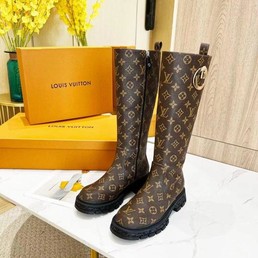 Женские сапоги Louis Vuitton 2022 коричневые кожаные с логотипом и орнаментом