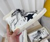 Женские зимние кеды Golden Goose 2022 белые с мехом и розовой подошвой