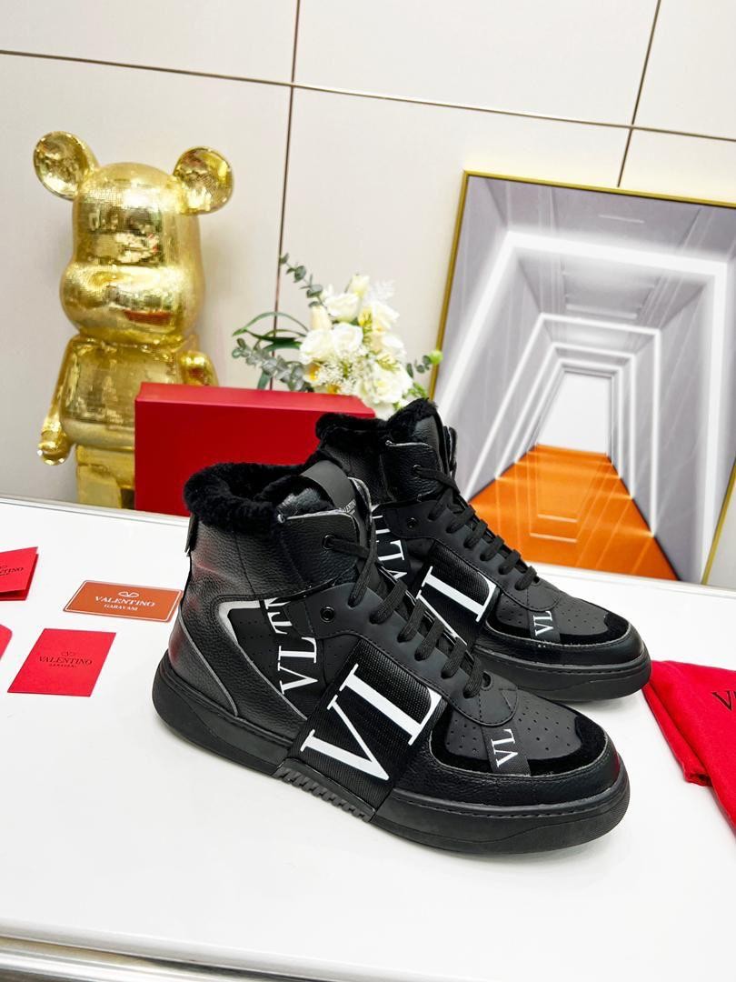 Мужские зимние высокие кроссовки Valentino 2022 черные с белым логотипом