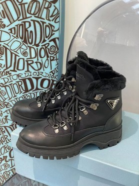 Женские ботинки Prada 2022 черные зимние на шнуровке