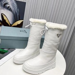 Женские кожаные сапоги Prada 2022 белые с мехом