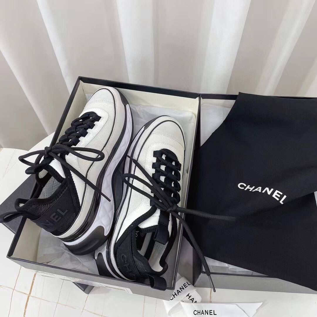 Женские кроссовки Chanel 2022 белые с черными шнурками