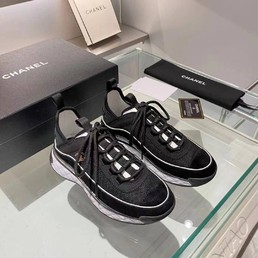 Женские кроссовки Chanel 2022 черные с белой подошвой