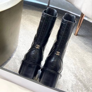 Женские высокие ботинки кожаные Chanel 2022 черные фактурные