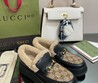 Женские зимние лоферы Gucci 2022-2023 черные с бежевым кожаные с  мехом