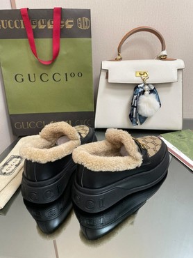 Женские зимние лоферы Gucci 2022-2023 черные с бежевым кожаные с  мехом