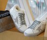 Женские зимние кеды Golden Goose 2022 белые с белым мехом