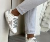 Женские зимние кеды Golden Goose 2022 белые с белым мехом