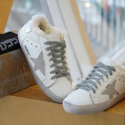 Женские зимние кеды Golden Goose 2022 белые с белым мехом