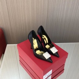 Женские кожаные туфли Valentino черные с стелькой под золото