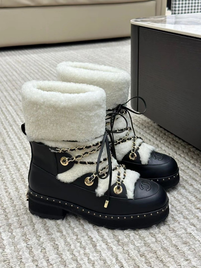 Женские зимние ботинки кожаные Chanel 2022 черные с белым мехом